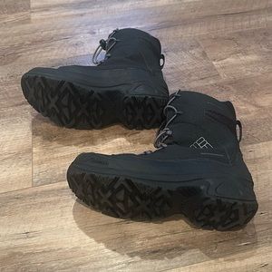 Weatherproof snow boots men’s black size 7, or could be a kids size for a teen